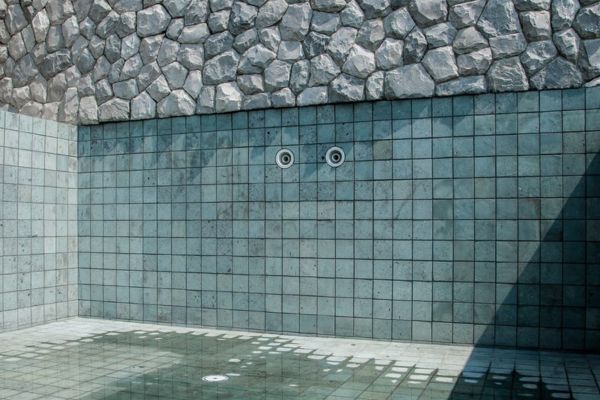 กระเบื้องสระว่ายน้ำ มีแบบไหน เลือกกระเบื้องแผ่นเล็กหรือแผ่นใหญ่ดี 4