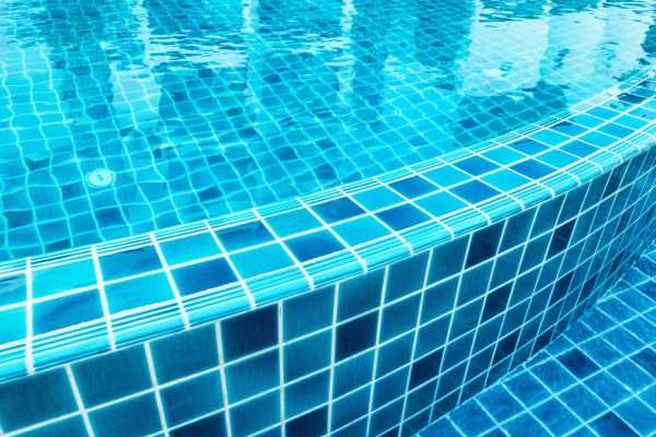 กระเบื้องสระว่ายน้ำ มีแบบไหน เลือกกระเบื้องแผ่นเล็กหรือแผ่นใหญ่ดี 2