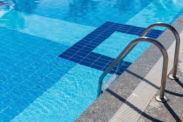 กระเบื้องสระว่ายน้ำรวมถึงกระเบื้องที่ใช้ปูขอบสระจะต้องไม่ลื่น